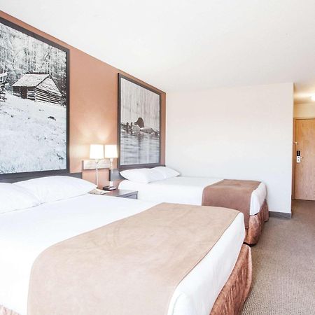 Super 8 By Wyndham Meadow Lake Exterior foto