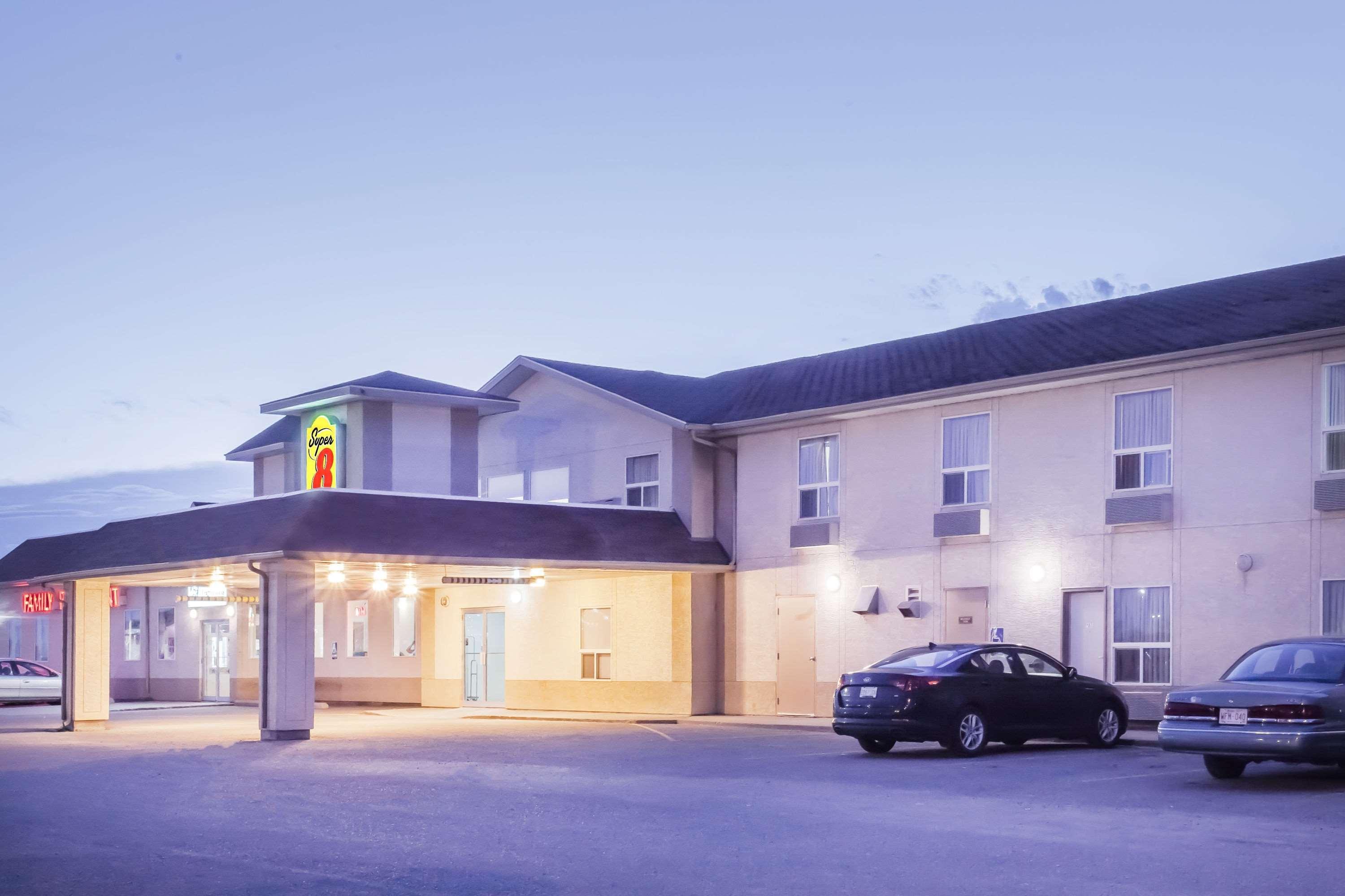 Super 8 By Wyndham Meadow Lake Exterior foto